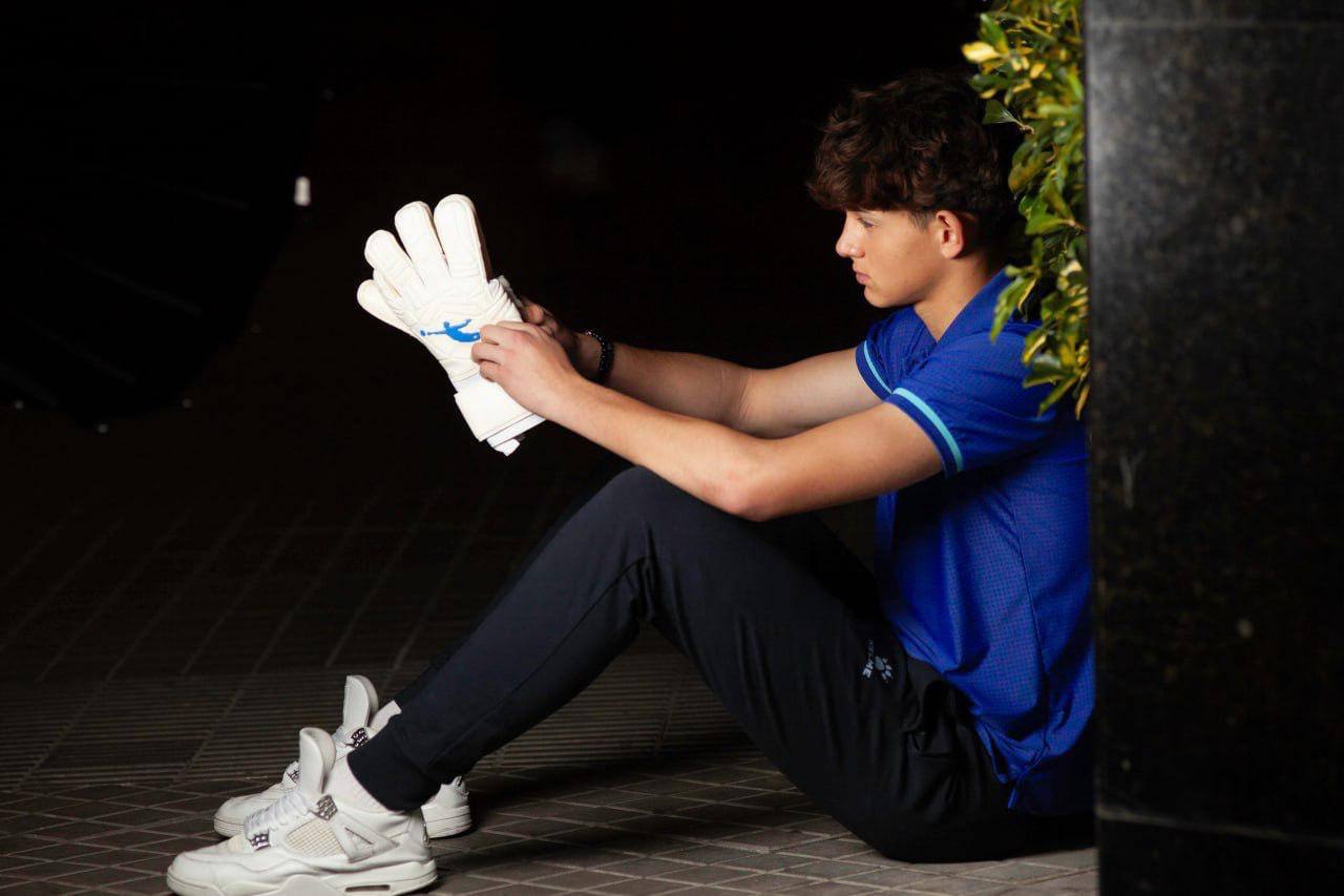 Egor Krapivin in Brave GK Diamond White gloves - Official online store of Brave GK