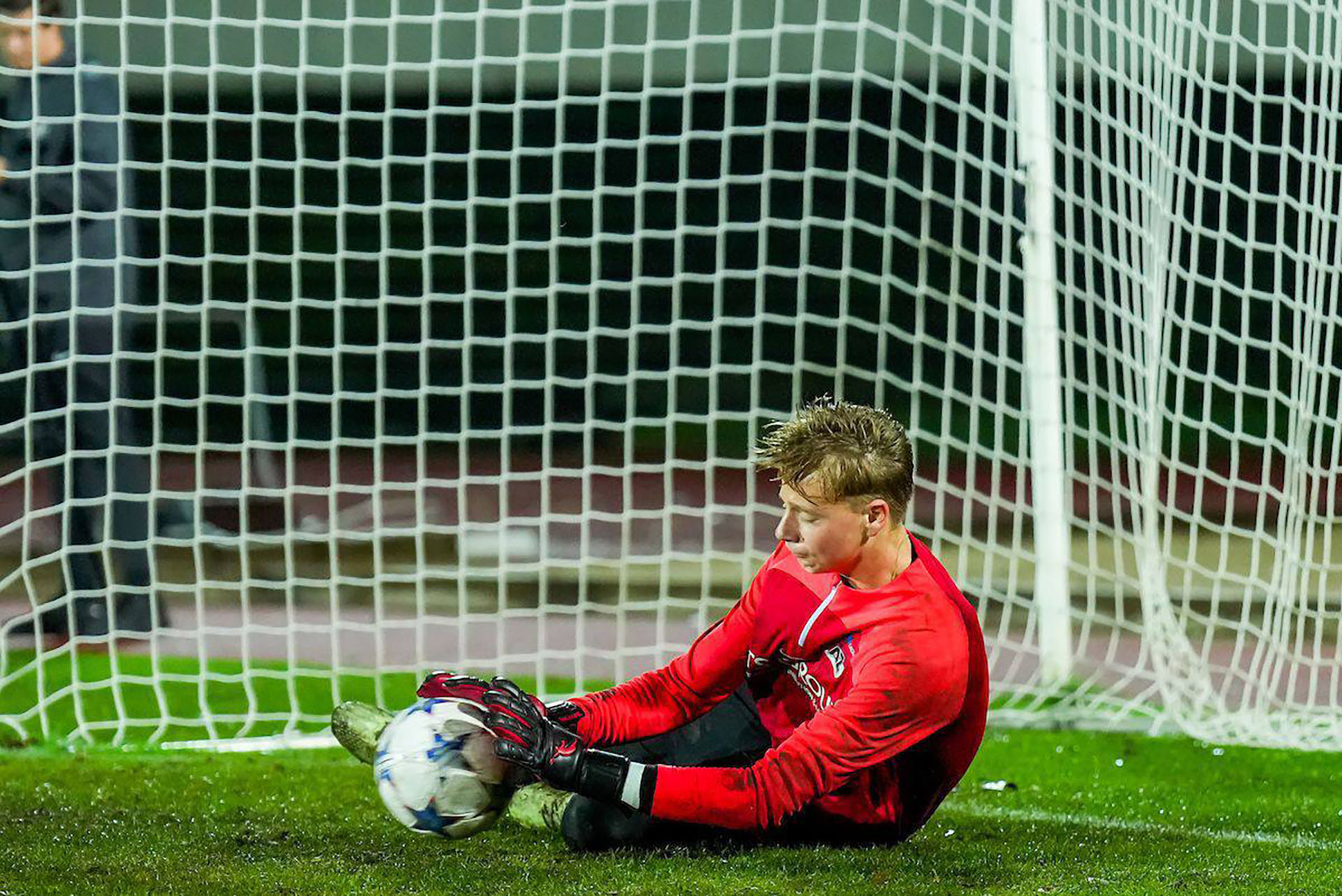 Daniil Shnurko in Brave GK Reaction Black-Red gloves - Brave GK online store