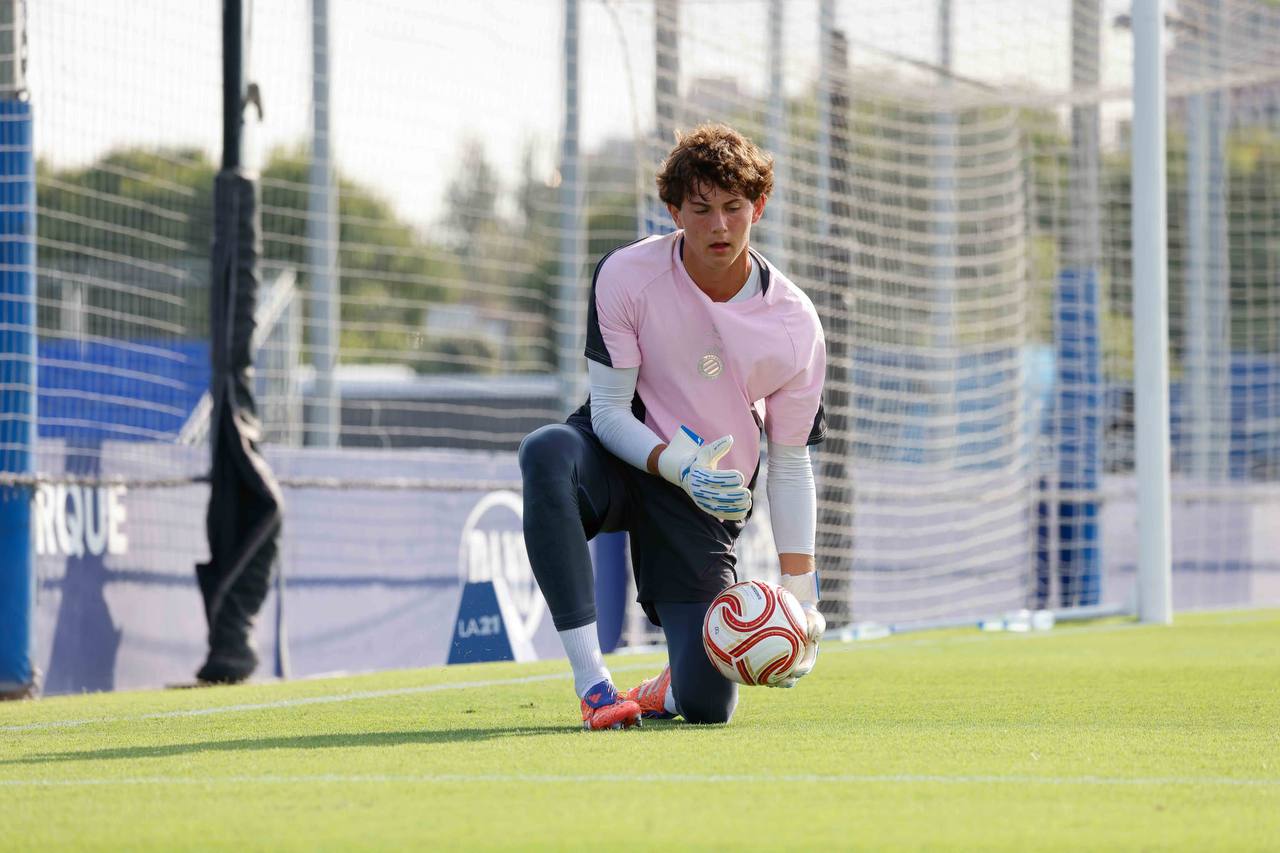 Yehor Krapyvin trains and plays in Brave GK Venom NWB - Official Brave GK Online Store