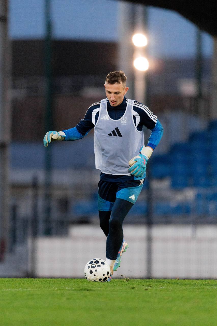 Dmytro Riznyk prepares for the match against France in Brave GK gloves — Official Brave GK online store