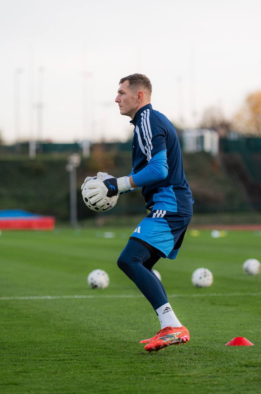 Yevhen Volynets trains in Brave GK Fury Pro — Official Brave GK online store