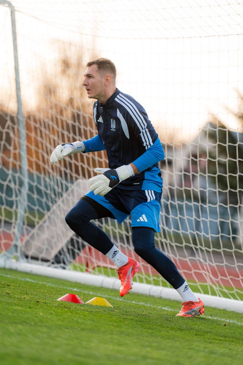 Dmytro Riznyk chose the Brave GK Diamond Pink goalkeeper gloves — Official Brave GK online store