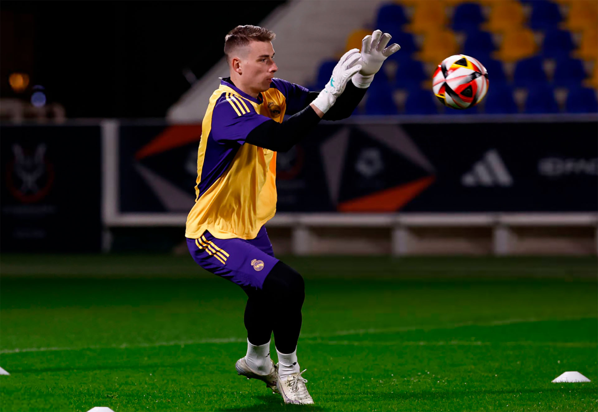 Andriy Lunin preparing for the Copa del Rey match in Brave GK Venom gloves - official Brave GK online store