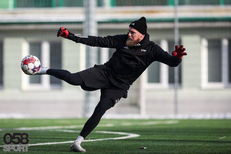 Bogdan Sarnavskyi in Brave GK gloves - official Brave GK online store