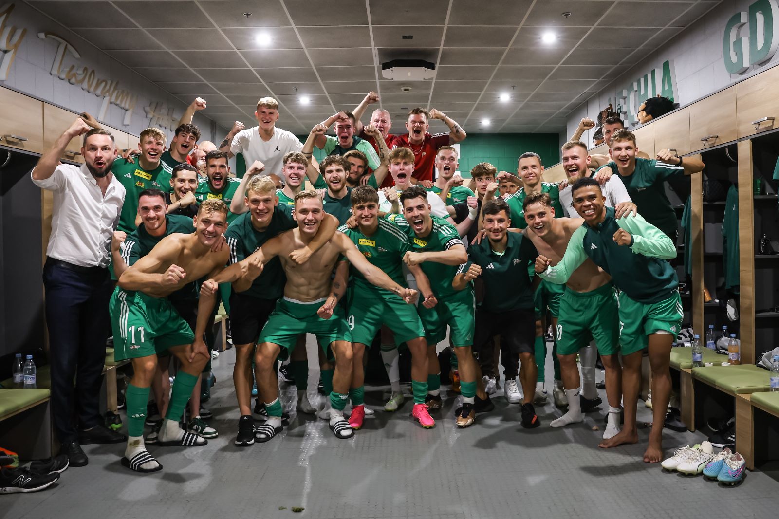 Bohdan Sarnavskyi in gloves Brave GK Reaction – store Brave GK