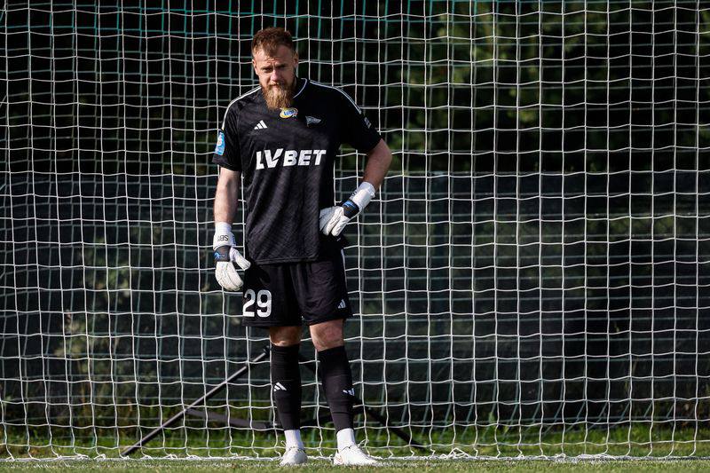Bohdan Sarnavskyi Prepares for the New Ekstraklasa Season - Official Brave GK Online Store