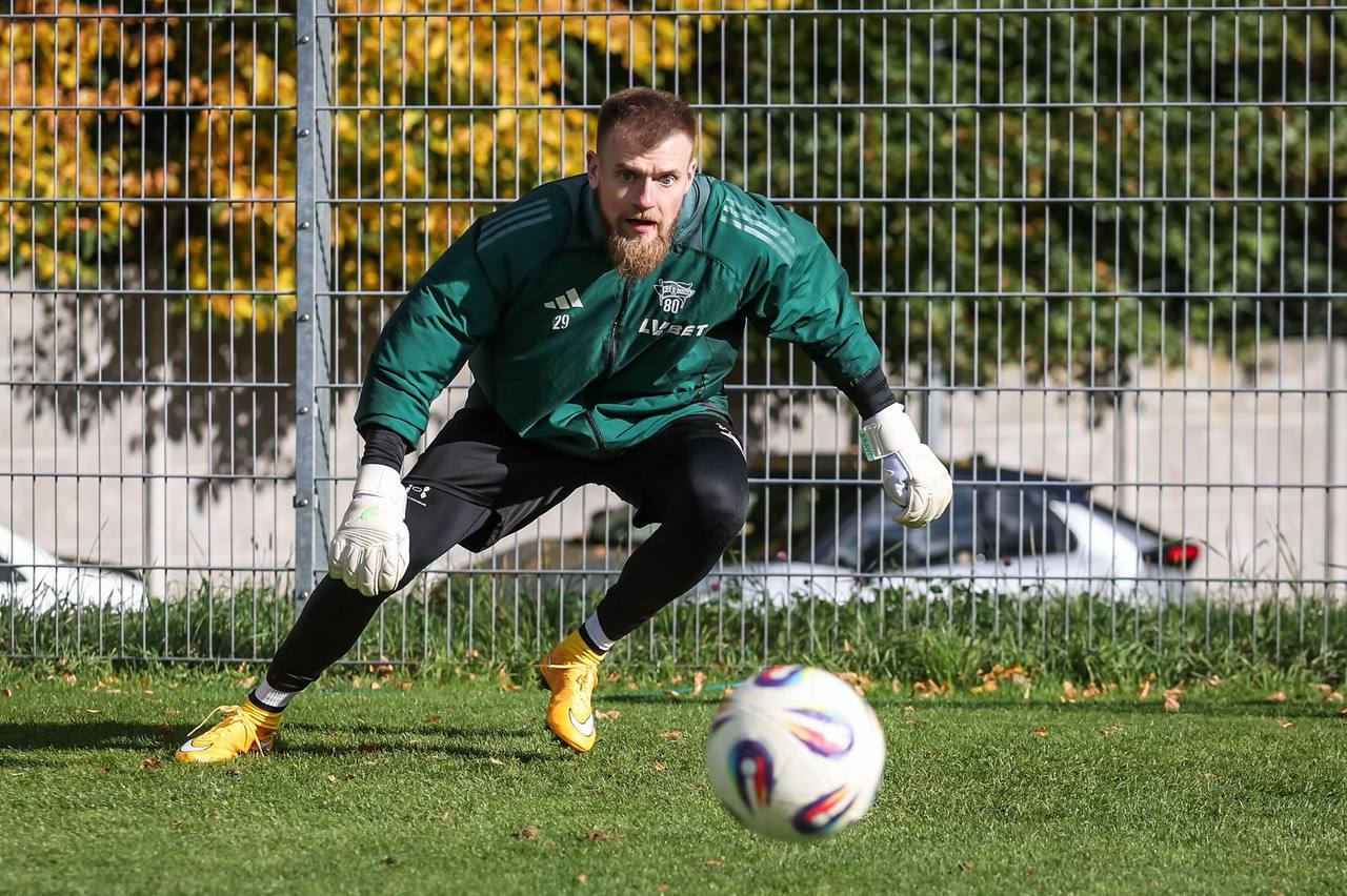 Bohdan Sarnavskyi in Brave GK Reaction Green gloves - Official Brave GK online store