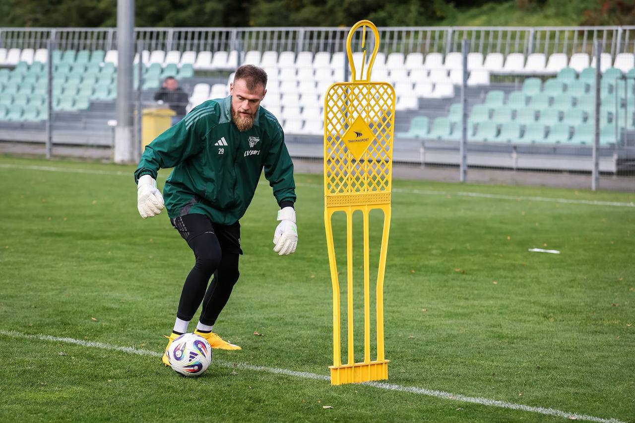 Brave GK Reaction Green gloves help Lechia Gdańsk’s goalkeeper on the pitch - Official Brave GK online store