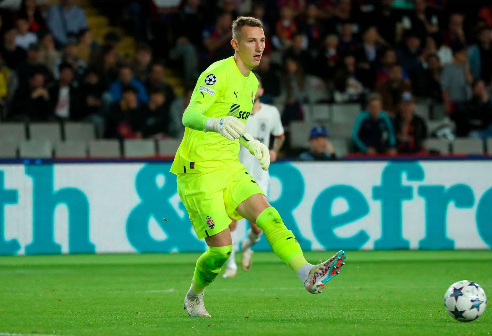 Reznik in Brave GK Diamond White Gloves at Camp Nou - Official Brave GK Online Store