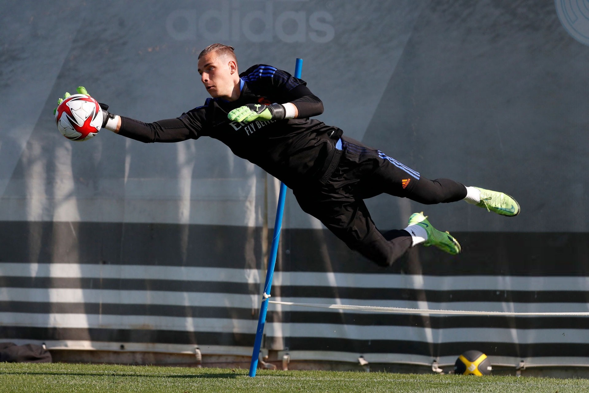 Goalkeeper gloves Brave GK skil official online store Brave GK