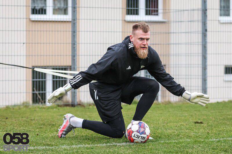 Bogdan Sarnavskyi in Brave GK Reaction Green gloves - Official Brave GK online store
