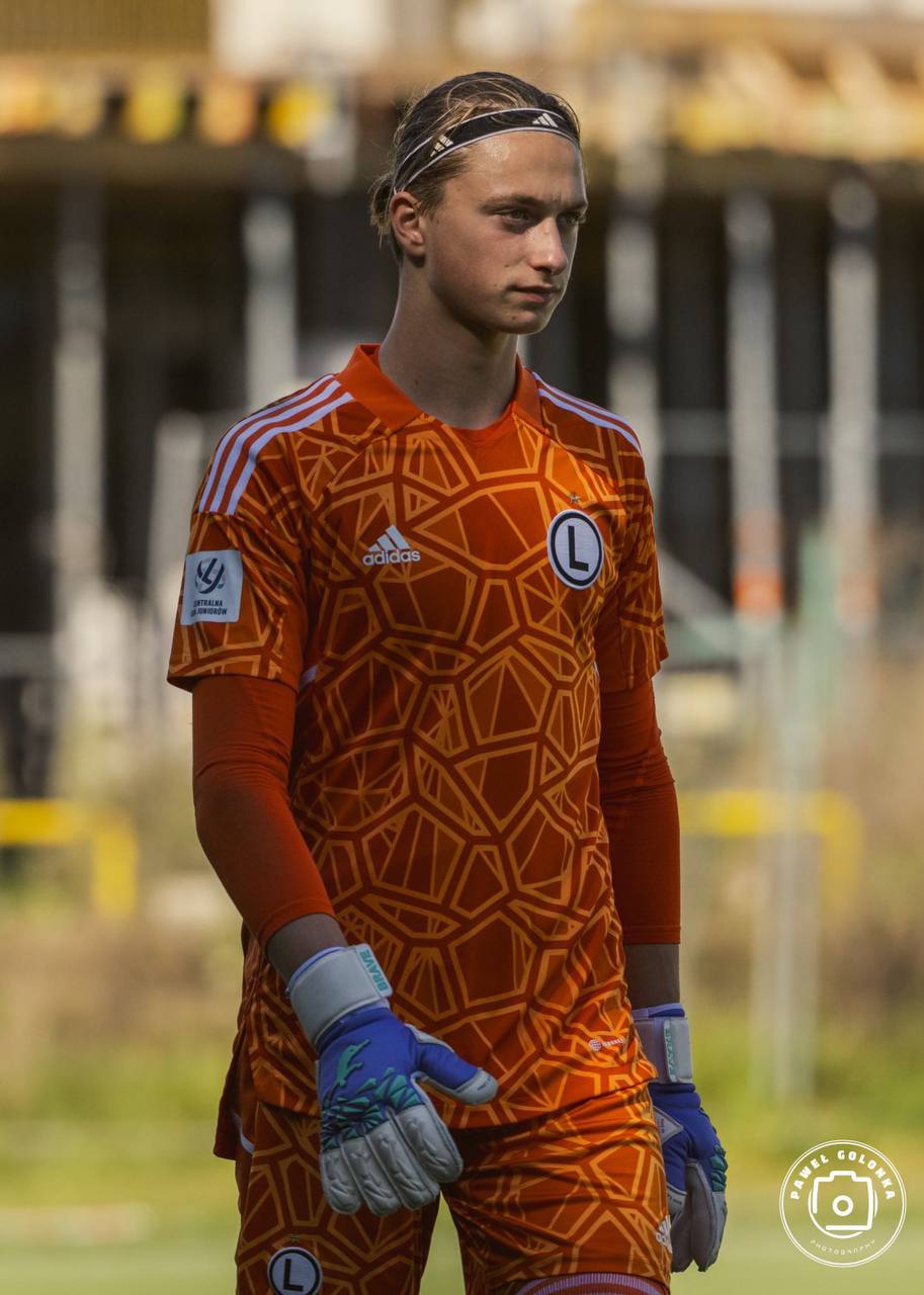 Legia Warsaw goalkeeper plays in Brave GK Unique Violet gloves - Official Brave GK online store