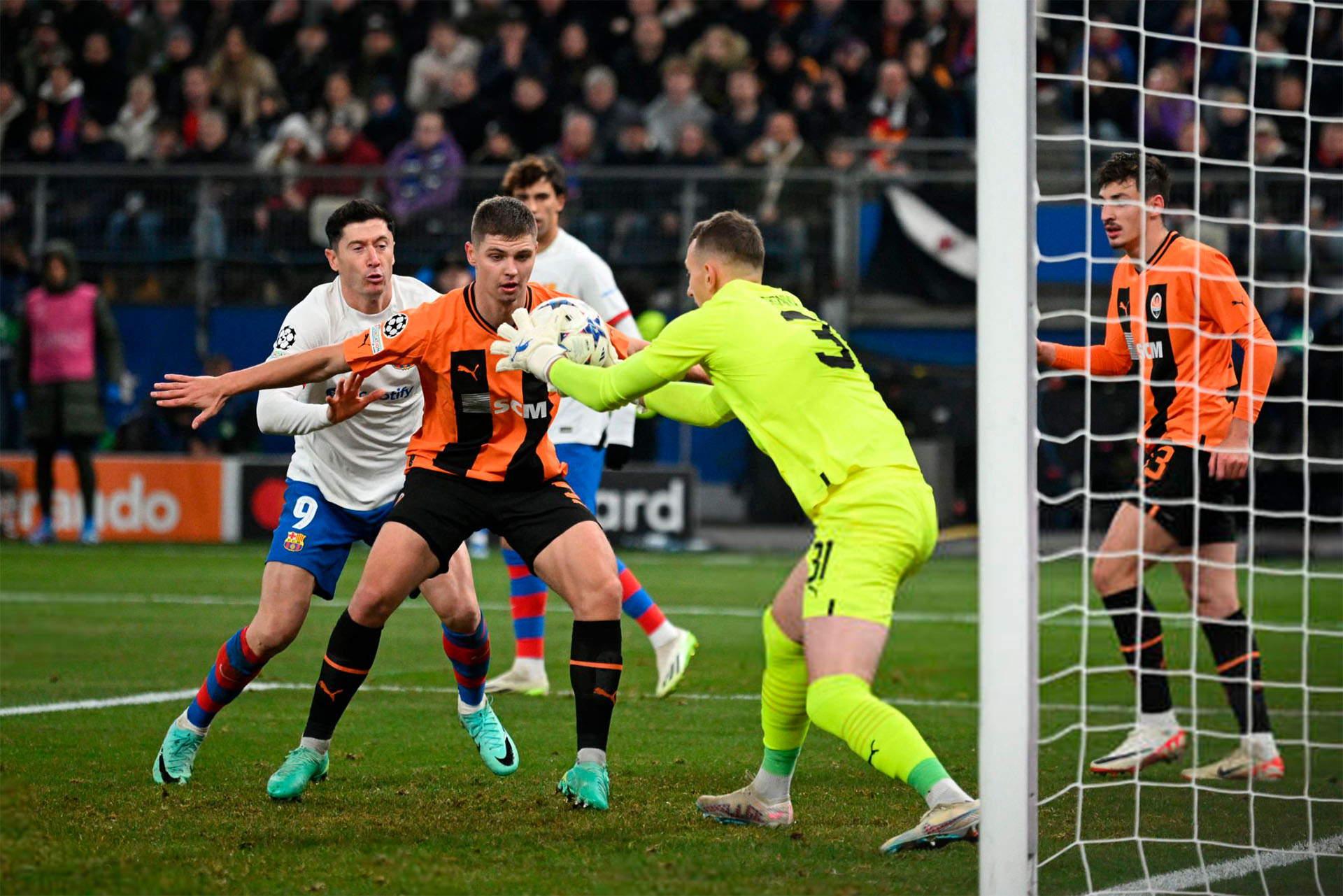 Dmitriy Reznik in signature Brave GK Diamond White gloves - official Brave GK online store