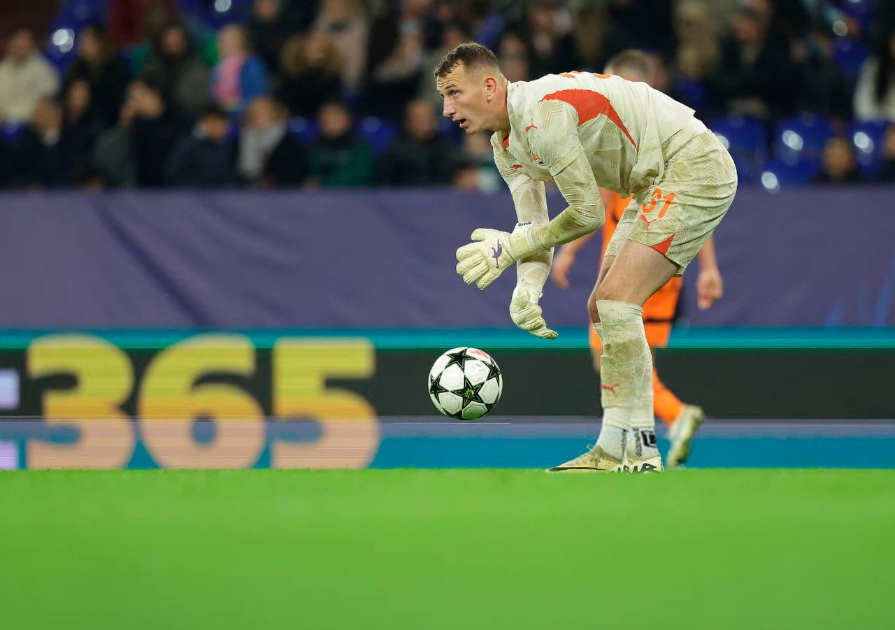 Dmytro Reznik in Brave GK Diamond Purple gloves - Official Brave GK online store