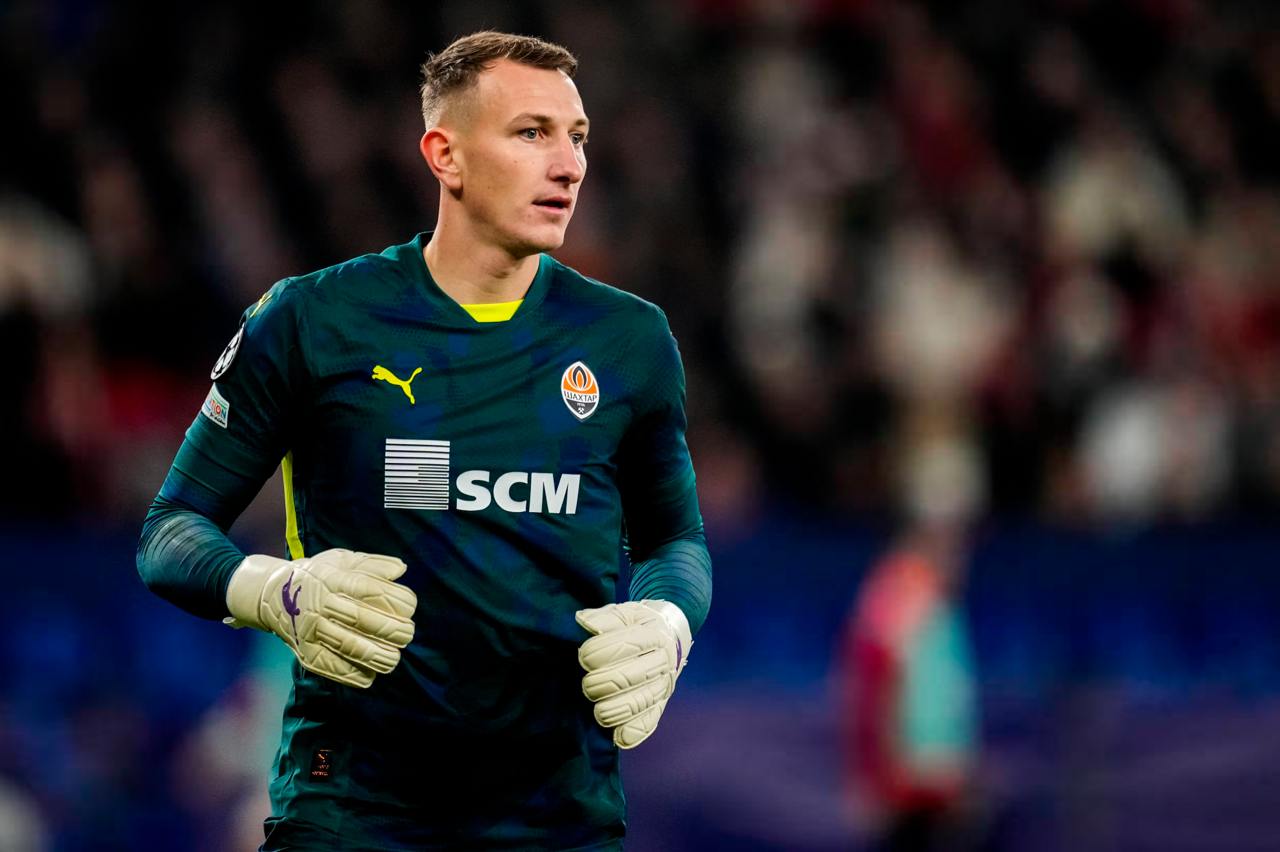 Dmytro Riznyk in Brave GK Diamond Purple gloves - Official Brave GK Online Store