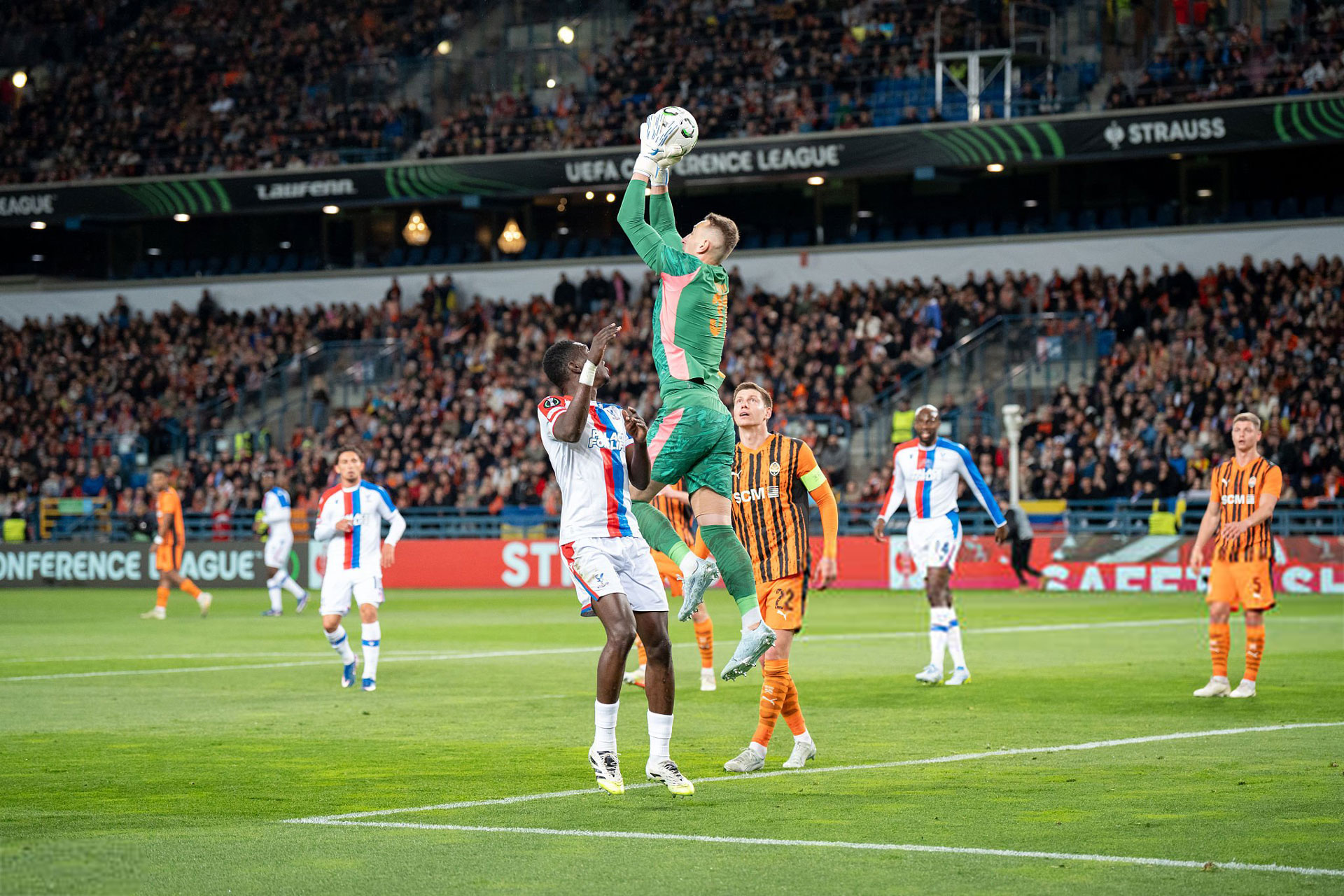 Dmytro Riznyk in Brave GK Venom NWB goalkeeper gloves - Official Brave GK online store