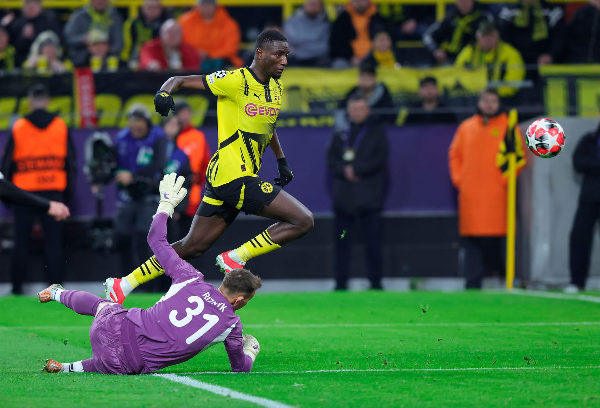 Dmytro Riznyk in the Champions League wearing Brave GK Diamond Purple gloves – Official Brave GK online store