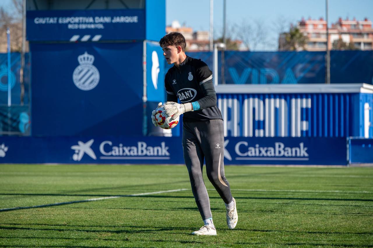 Egor Krapivin training with Brave GK Diamond Purple - Official Brave GK online store