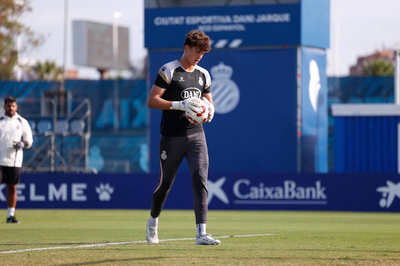 Yehor Krapyvyn in Brave GK Diamond Purple gloves - Official Brave GK Online Store