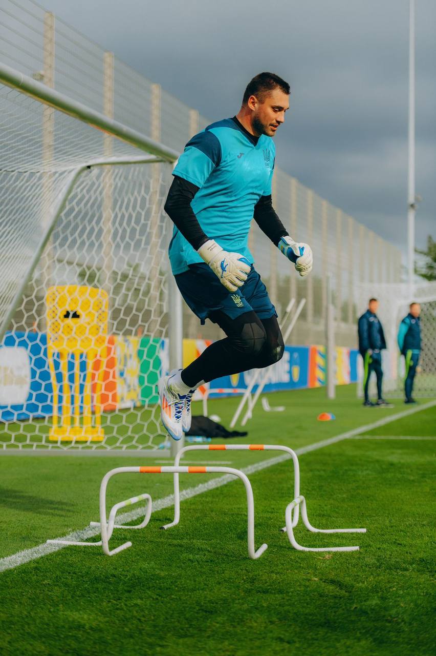 Georgiy Bushchan trains in Brave GK Diamond Purple gloves - Official online store Brave GK