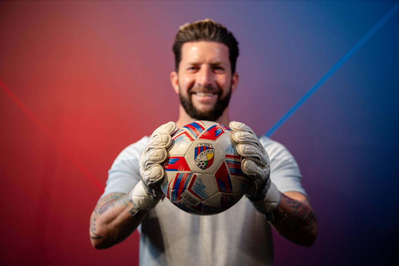 Goalkeeper coach Václav Winter chooses Brave GK Air gloves - Brave GK Official Online Store