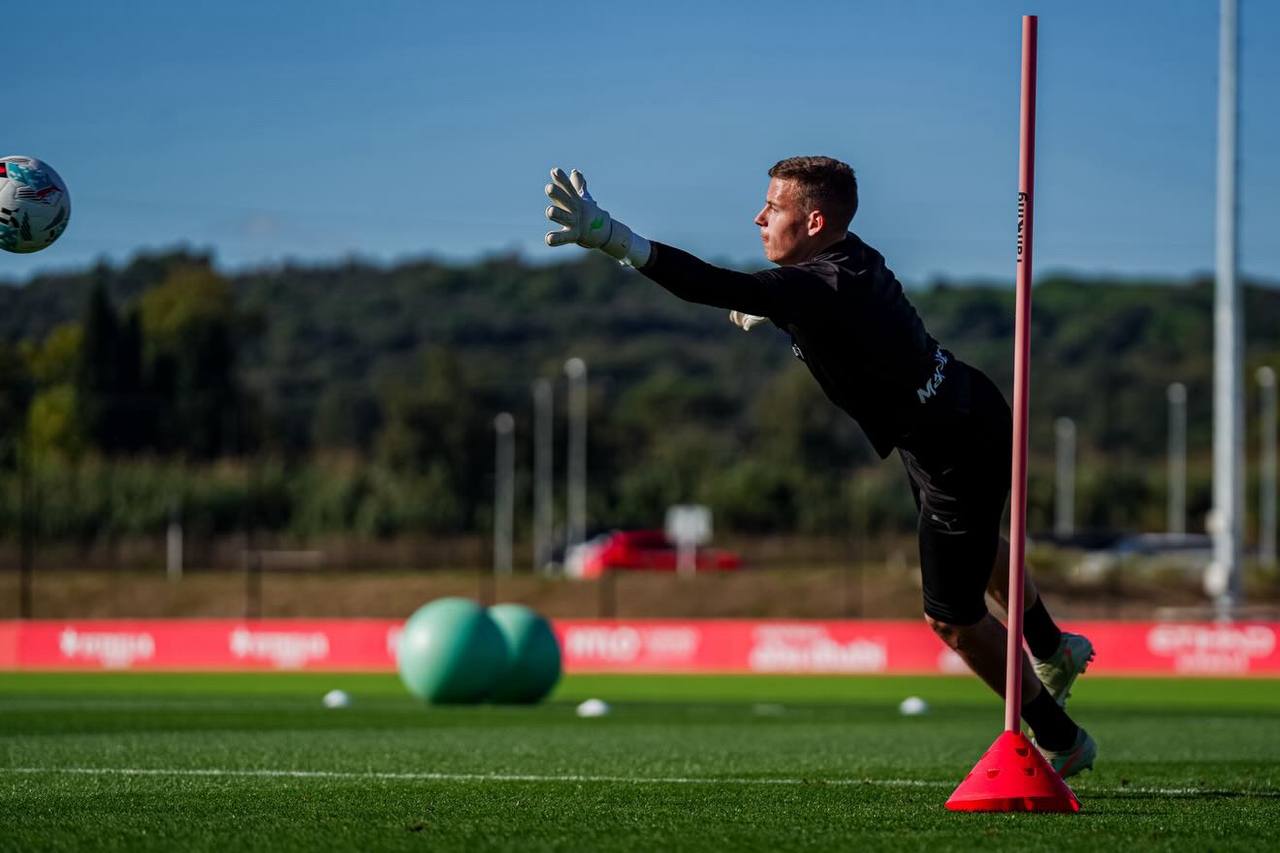 The glove model worn by Girona goalkeeper Vladyslav Krapyvtsov — Brave GK Air — Official Brave GK online store