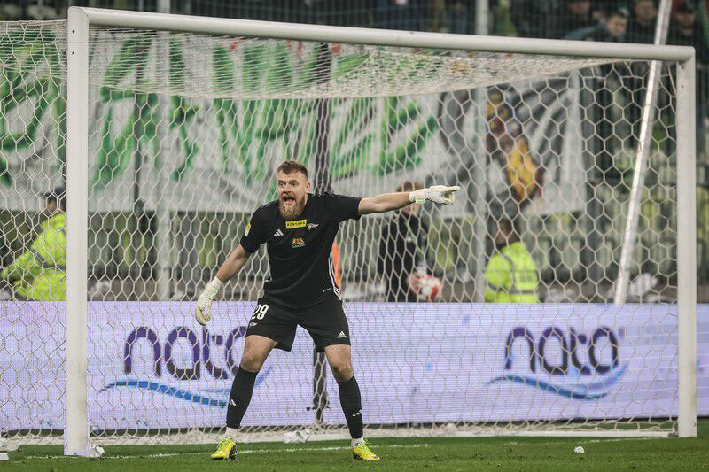 Bogdan Sarnavskyi in Brave GK Reaction goalkeeper gloves - Brave GK official online store