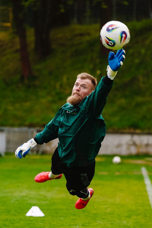 Lechia goalkeeper Bohdan Sarnavskyi trains in Brave GK Air Aqua - Official Brave GK online store