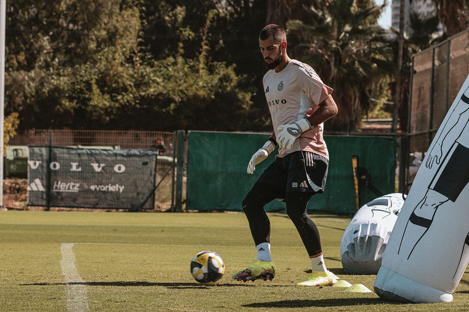 Heorhii Yermakov training in Brave GK Air gloves – Official Brave GK online store
