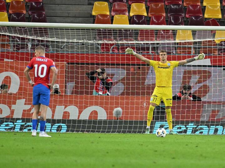 Pavlo Isenko in Brave GK Evolution Pro gloves in the Conference League - Official Brave GK online store