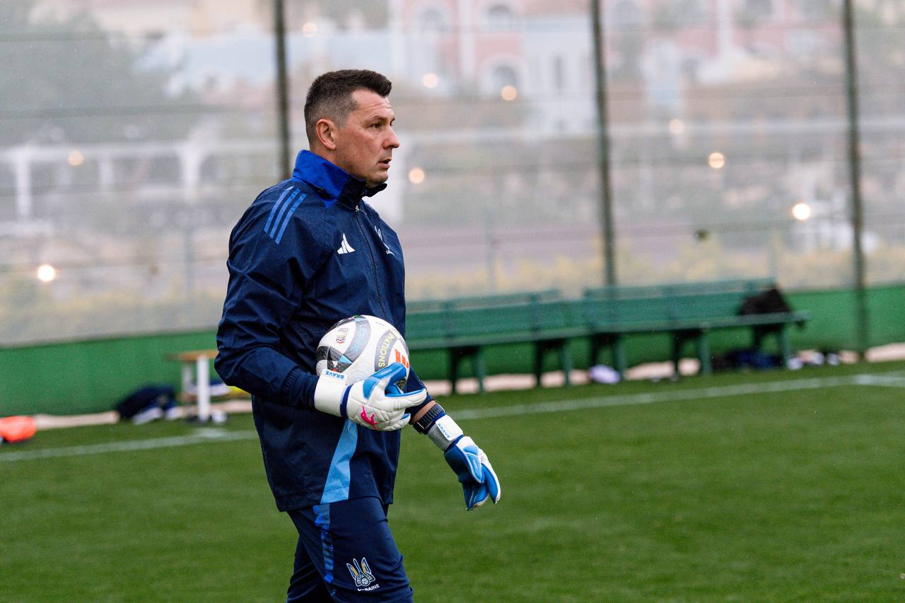 Rustam Khudzhamov in Brave GK Diamond Aqua gloves at the Ukrainian national team's training sessions – Official Brave GK Online Store