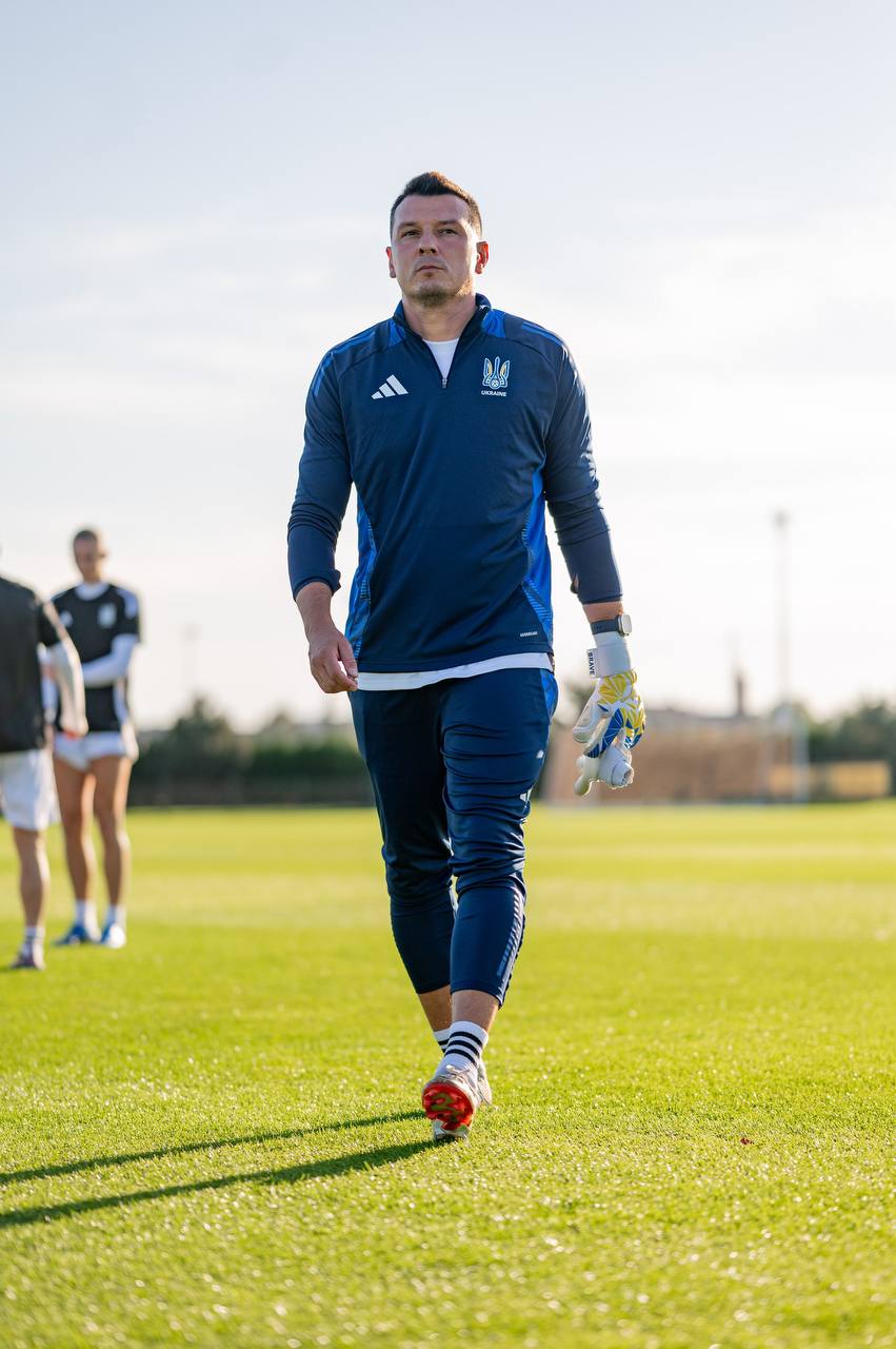 Rustam Khudzhamov prepares the goalkeepers of the Ukrainian national team - Official Brave GK online store