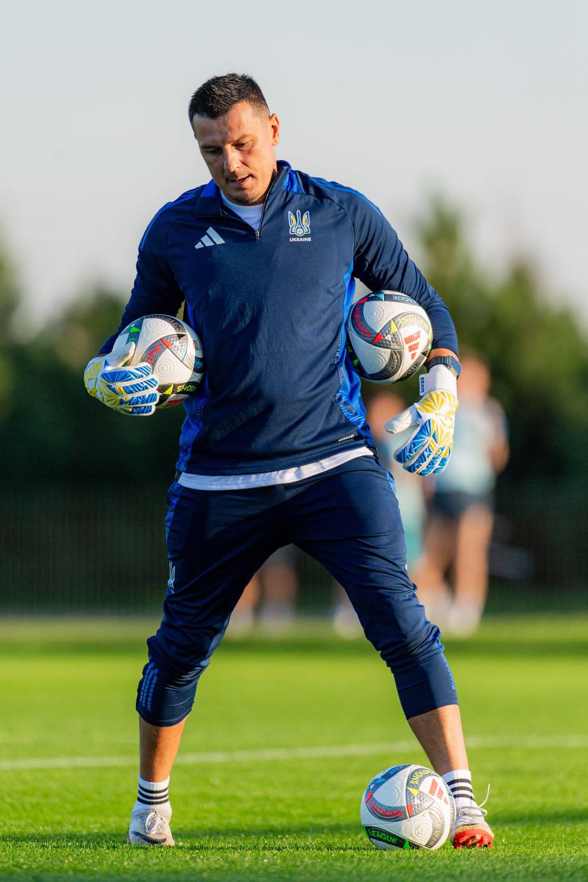 Rustam Khudzhamov in Brave GK Venom 2024 gloves - Official Brave GK online store