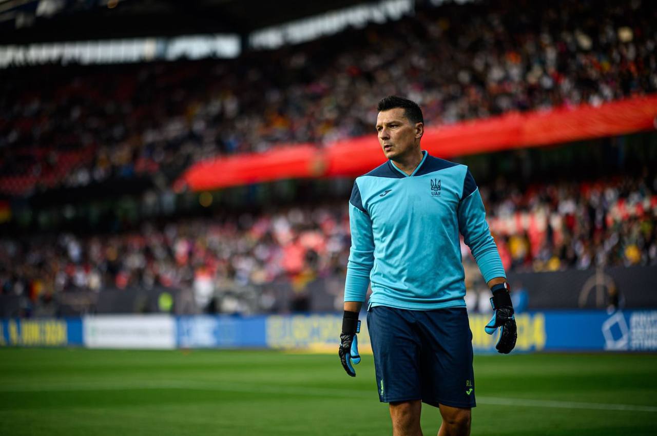 Goalkeeper Coach of Ukraine's National Team in Brave GK Venom Black gloves - Official Brave GK Online Store