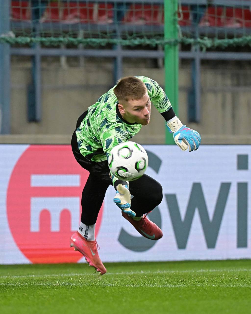 Kirill Fesyun chooses Brave GK Diamond Pink gloves – Official Brave GK online store