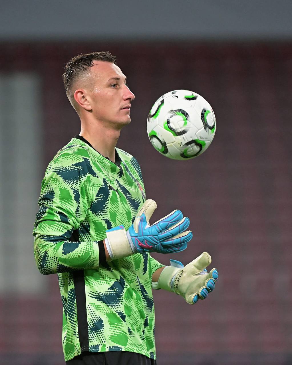 Dmitriy Reznik in Brave GK Diamond Pink goalkeeper gloves – Official Brave GK online store