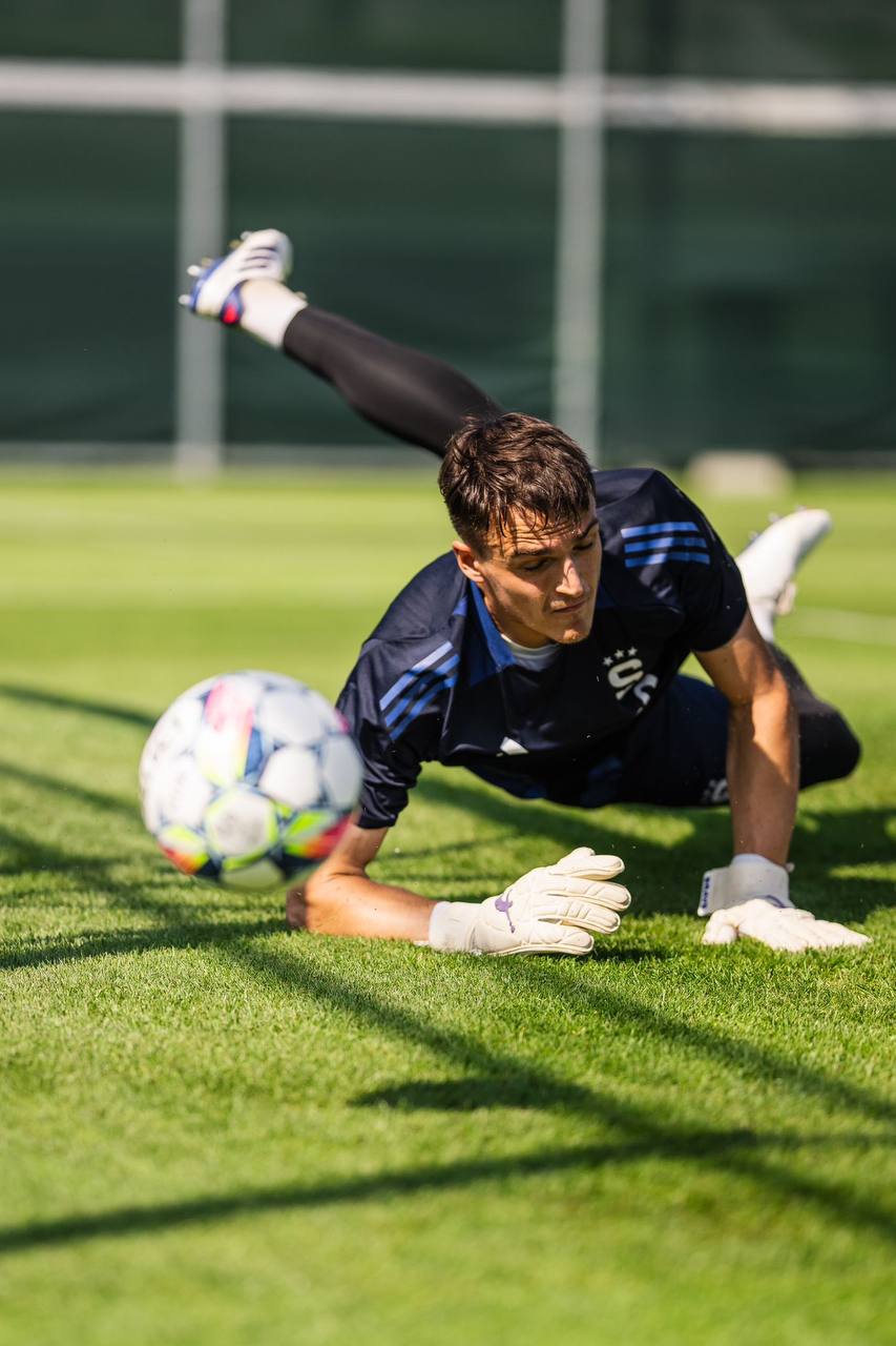 Sparta Prague goalkeeper prepares for the Champions League match in Brave GK Diamond Purple gloves - Official Brave GK online store
