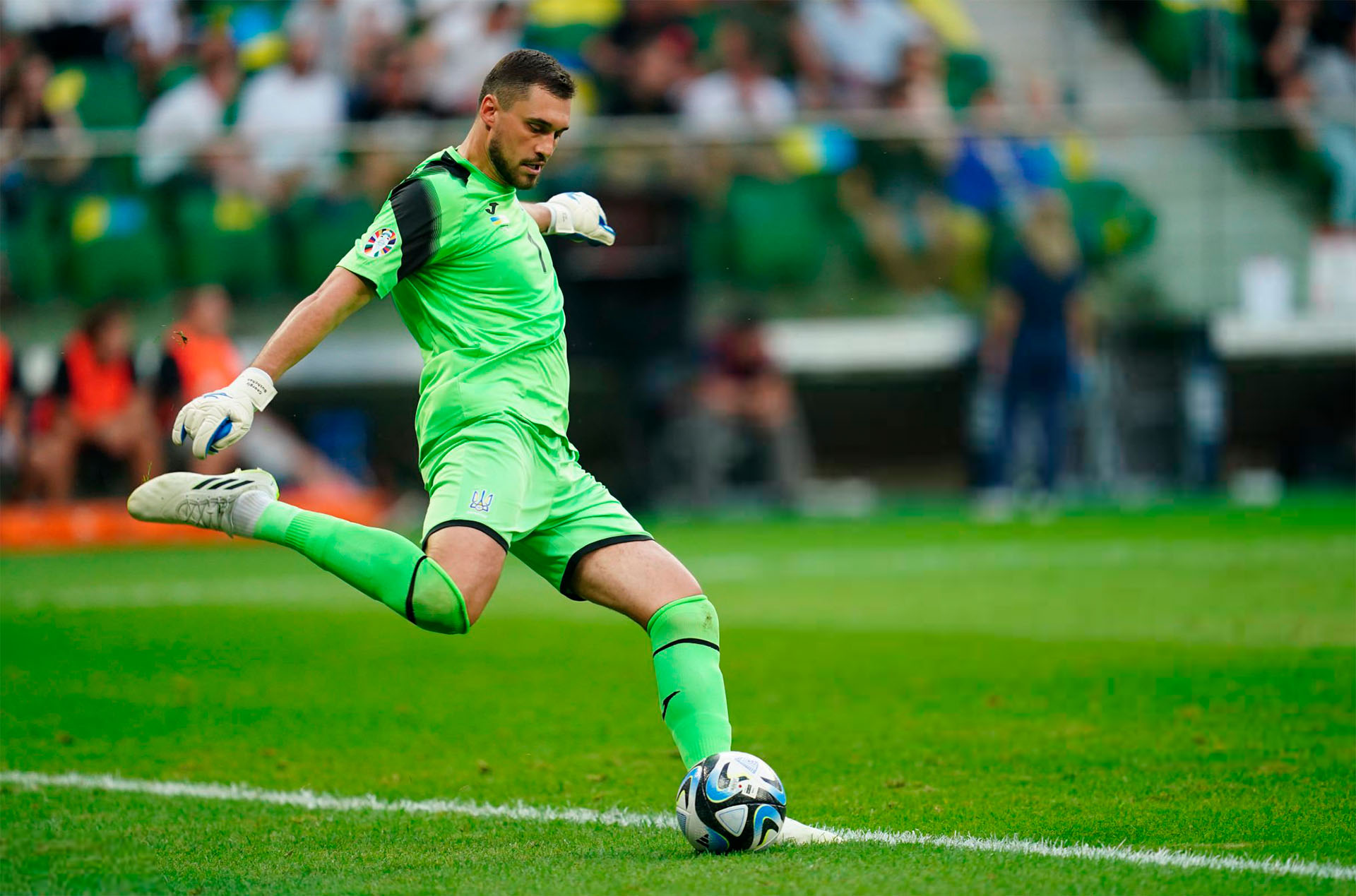 Heorhiy Bushchan wears Brave GK Diamond White gloves – official internet store Brave GK