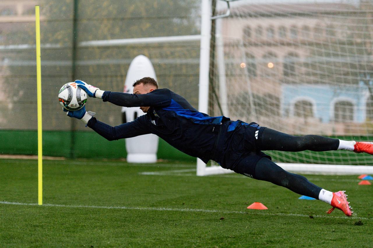 Dmytro Reznyk prepares for Nations League matches in Brave GK Diamond Aqua gloves – Official Brave GK Online Store